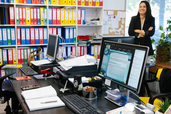 Plaće, radni odnosi i ugovori