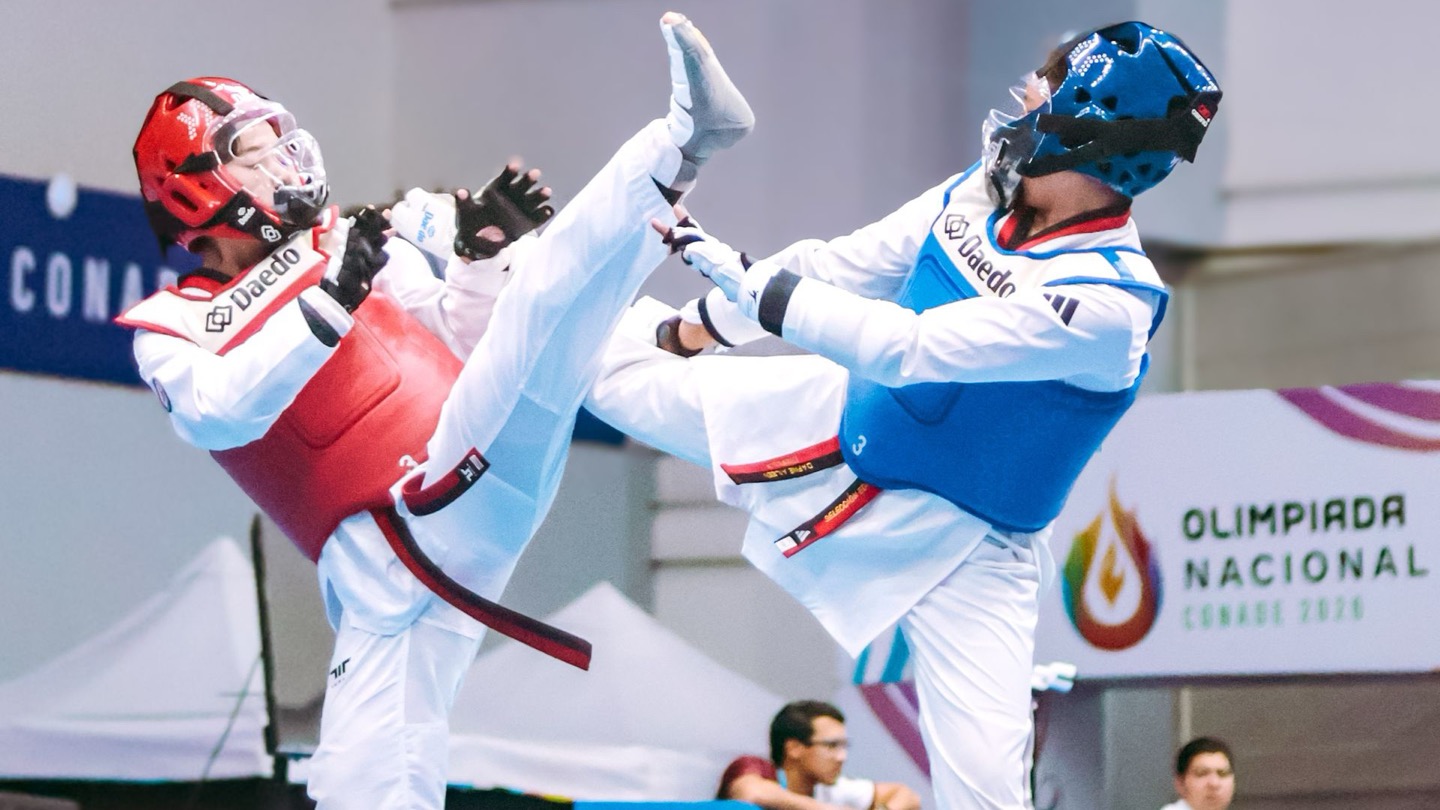 Dvoje taekwondo boraca u borbi na natjecanju