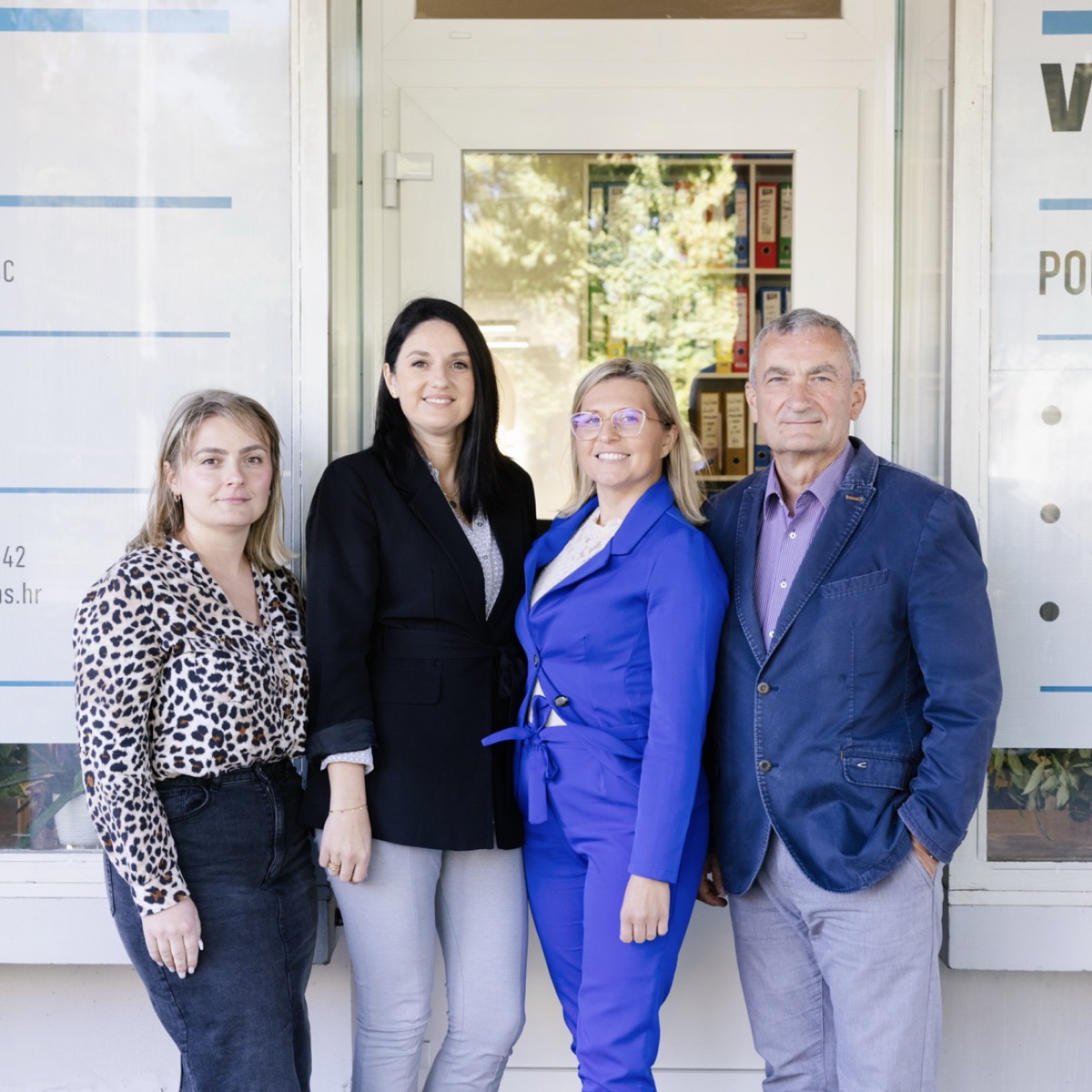 VMS tim početkom 2026., ispred ureda u Dubravi 256C. VMS tim ispred ureda u Dubravi 256C, Zagreb, 2026.